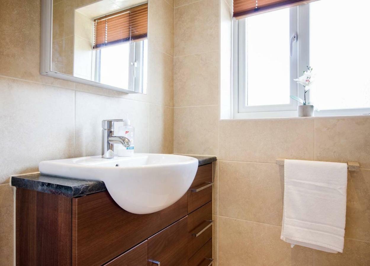 Spacious House, Sleeps 7 People Reading Dış mekan fotoğraf